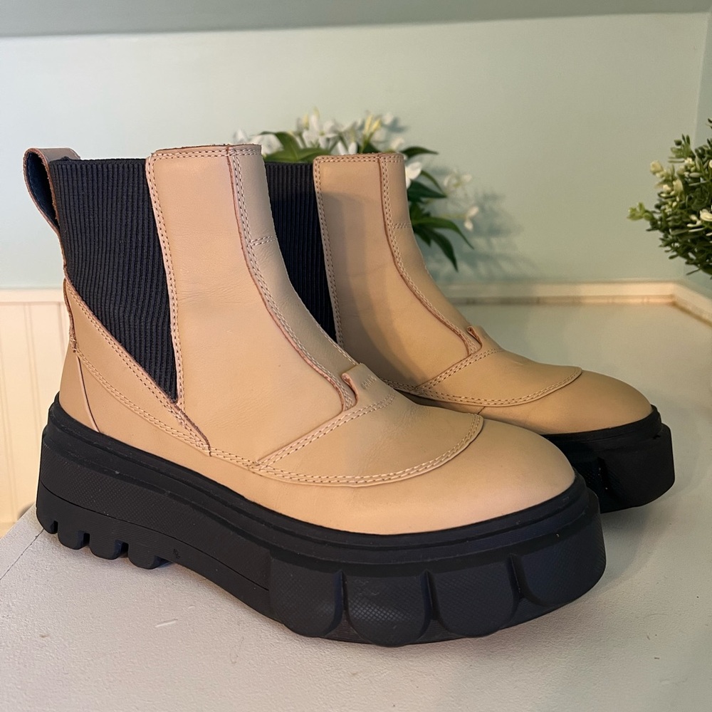 Sorel x CARIBOU Chelsea Boots